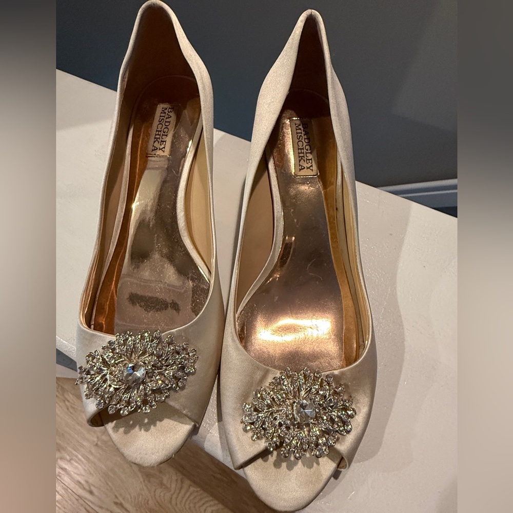 Badgley Mischka Ivory Nakita II Low Heel Peep Toe Pump - Size 10